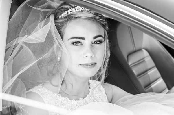 Portraitfoto Braut bei einer Hochzeit Waldhalle Büchen mit dem Hochzeitsfotograf Dennis Bober.