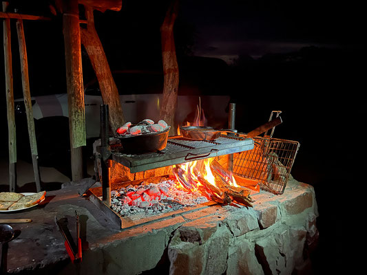... mit Knoblauchbrot und Bohnen-Tomaten-Gemüse.