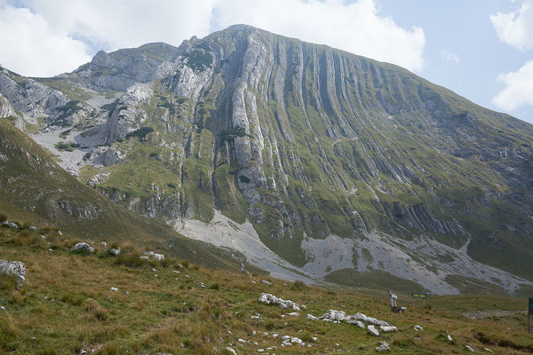 11.9. Der Durmitor Nationalpark umfasst auf rund 400 km2 spektakuläre Schluchten, Bergseen und 48 2000er. 