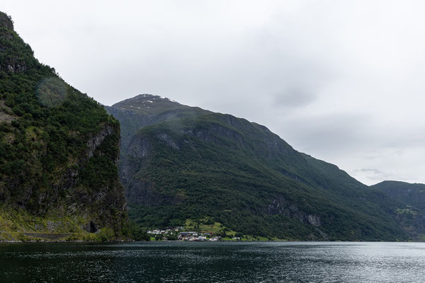 Fjordkreuzfahrt durch den Nærøyfjord von Flåm nach Gundvangen 