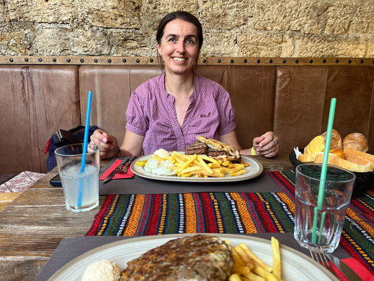 Im Restaurant Kazamat auf dem Festungsgelände essen wir ausgezeichnet. 