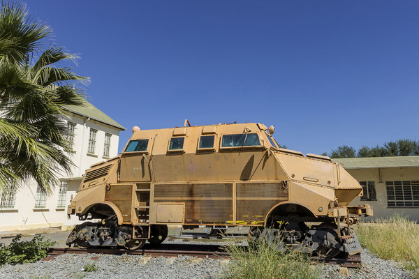 28.03. Stadtrundfahrt Windhoek: Bahnhof (Panzerfahrzeug aus der Zeit der südafrikanischen Besatzung)