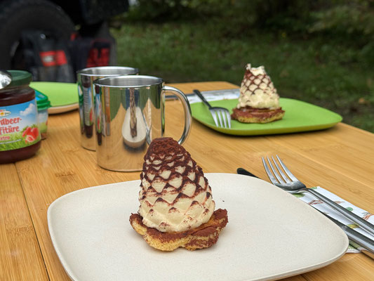 Am nächten Tag heißt es bereits wieder Heimfahren. Zum Frühstück gibts u.a. die Kuchen vom Kettensägenfest!