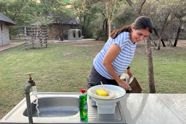 18.09. Palm Afrique Lodge, Ghanzi: Auf der schönen Campsite wasche ich erst einmal das Geschirr aus unserem Auto. 