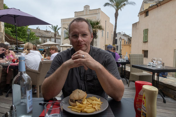 27.05. Wir kommen zu Mittag auf Korsika an und essen sehr gut im "La Terrasse" in Erbalunga (nördlich von Bastia).