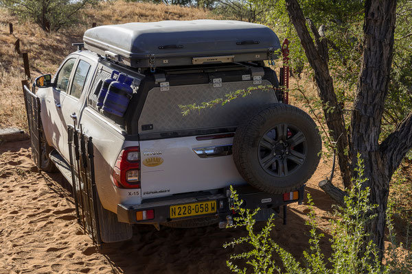 07.03. Wir sichern unsere Reifen gegen Löwenverbiss.