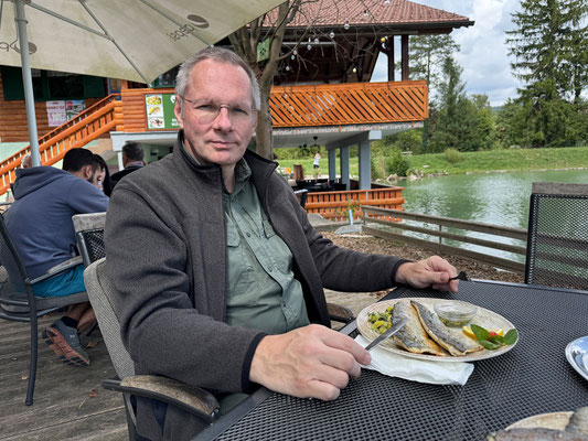 Vor der Heimfahrt essen wir im Gasthaus neben dem Garten ausgezeichnet.