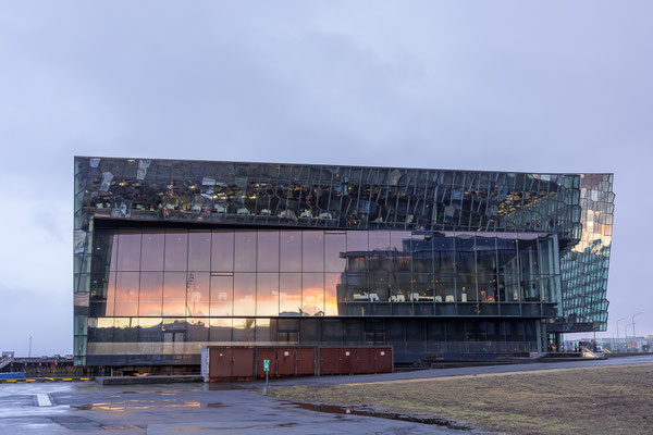 Die Harpa sieht zur blauen Stunde besonders schön aus (der Regen hat vor ein paar Stunden aufgehört)