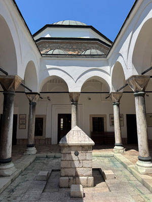 Mit der Zeit wurde die Medresa zu klein und dient heute als Museum zu Ehren Gazi Hrusev Begs.
