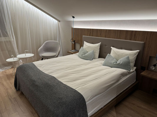 Unsere letze Nacht verbringen wir im hübschen Hotel Berg nahe des Flughafens. Hier wird alles wieder ordentlich in unsere Koffer verpackt, eine Meisterleistung!