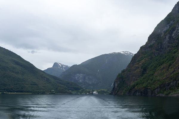 Fjordkreuzfahrt durch den Nærøyfjord von Flåm nach Gundvangen 
