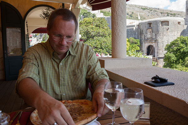 21.09. Dubrovnik - Sehr gute Pizza mit Blick auf die Stadtmauer