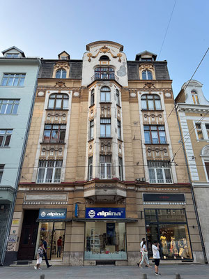 An der an die Fußgängerzone anschließenden Maršala Tita liegen viele repräsentative Bauten.