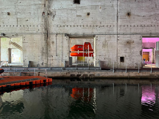 ... eine Medizinstation für die mehrere hundert Mann starke Belegschaft, die bis Mai 1945 hier stationiert war, angelegt.