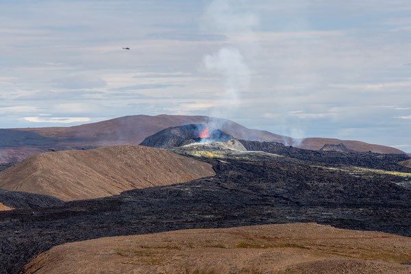 28.07. Geldingalir - Fagradalsfjall Eruption (wer genau schaut sieht aus dem Krater fließende Lava)