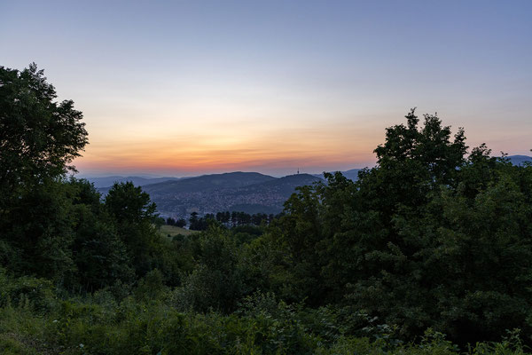 Von unserem Campingplatz genießen wir den Blick auf Sarajevo und einen großartigen Sonnenuntergang.