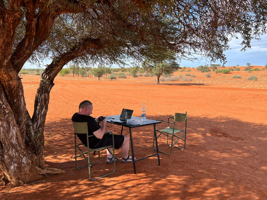 02.03. Bagatelle Kalahari Game Ranch: während Susanne & Andreas eine geführte Tour machen, machen wir es uns auf der Campsite gemütlich.