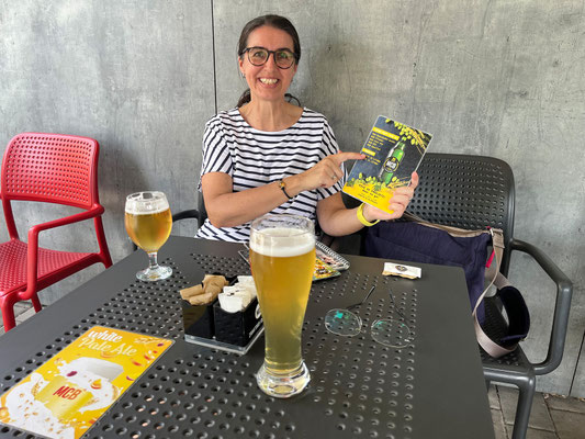 ... und uns das leckere Bier und die nicht minder schmackhaften ...