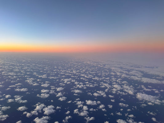 10.2. Um 6:30 hebt unser Wizz Air Flug ab. 
