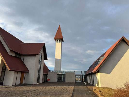 Unser nächstes Ziel ist Reykholt, der Sturm ist mittlerweile so stark, dass man beim Gehen aufpassen muss nicht ein Stückchen verblasen zu werden, wenn man zu wenig fest aufstampft ;-).