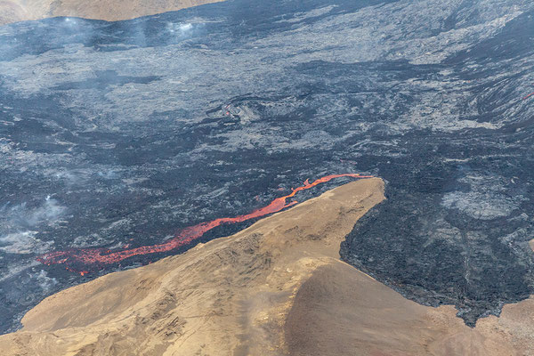 02.08.  Mýflug Air - Volcanic Flight - immer wieder sehen wir fllüssige Lava