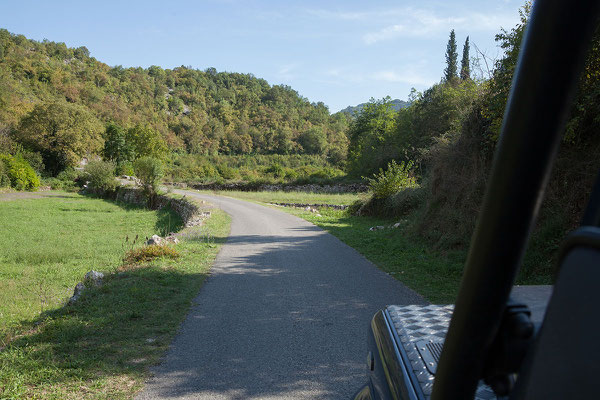 15.9. Von Rijeka Crnojevića geht es über eine schöne Strecke nach Virpazar, dem touristischen Zentrum des Skadarsko Jezero. 