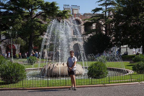 24.09. Verona - Die Fontana delle Alpi auf der Piazza Brà wurde anlässlich der Städtepartnerschaft zwischen Verona und München errichtet. 