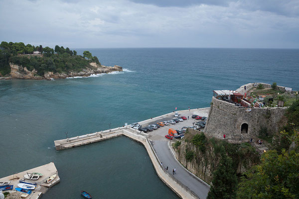 17.9. Ulcinj, Blick von der Altstadt auf die Uferpromenade