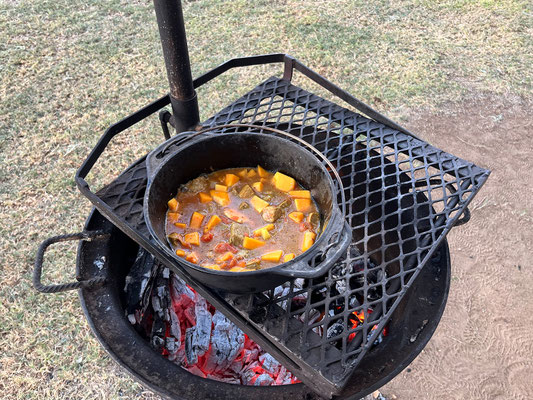 24.03. Zum Damper kochen wir Potjie mit Oryx und Butternut.