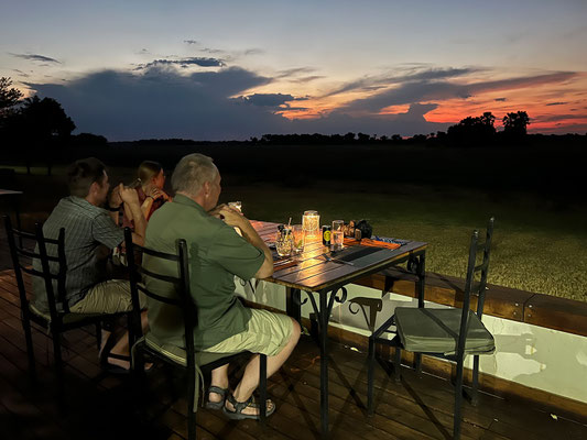 17.03. Thamalakane River Lodge: die Stimmung beim Dinner ist wieder sehr schön und das Essen ausgezeichnet.