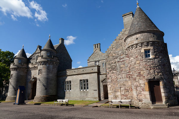 04.08. Holyrood Palace ist die offizielle Residenz des brit. Königs / der brit. Königin in Schottland. 