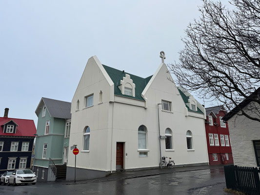 In Reykjavík ist von der morgendlichen Sonne und Kälte keine Spur. Es regnet und ist mild.
