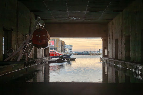 Der U-Bootbunker, der ab Beginn 1941 in nur 16 Monaten errichtet wurde, ist ein riesiger, 301 Meter langer Betonkoloss, ein strategisch wichtiger Bestandteil des Atlantikwalls.