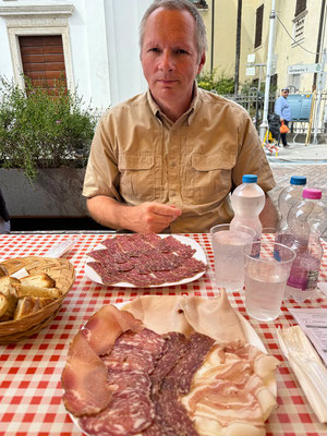 Eine Stärkung mit den Köstlichkeiten der Fleischerei Polesel darf in Maniago nicht fehlen.