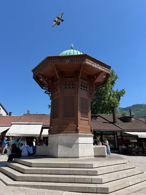 Rund um den berümten Brunnen tummeln sich zu jeder Zeit die Menschen.