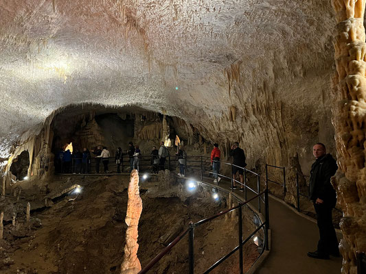 04.06. Postojnska Jama: die riesige Höhle ist beeindruckend und dank der guten Organisation kann man den Besuch trotz Besuchermassen genießen.