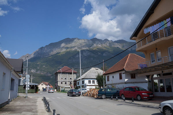 14.9. In Gusinje erwartet uns eine angenehm entspannte Atmospäre.