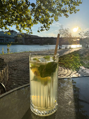 Zum Sonnenuntergang gibts ein Getränk am Wasserturm.
