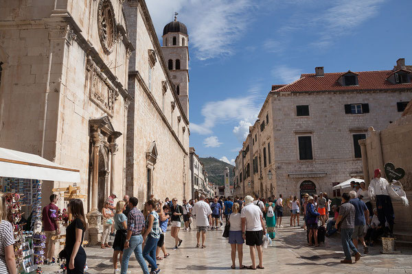 21.09. Dubrovnik - Die 300 m lange Placa/Stradun verbindet das Pile-Tor mit dem Luža Platz. 