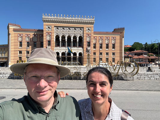 Unser erstes Ziel ist die Gradska vijećnica, Sarajevos Rathaus.