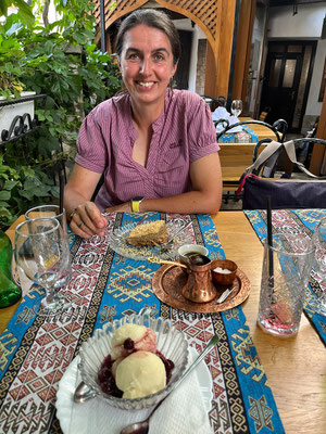 Nachtisch gibt's natürlich auch. Muhalebija (eine Art Griespudding) für Helmut und Baklava für Kerstin. 