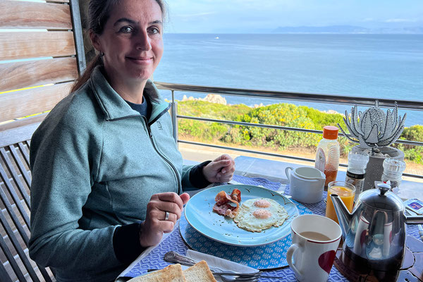 18.10. Kleinzee Oceanfront Guesthouse: wir genießen das tolle Frühstück mit Blick auf die Wale!