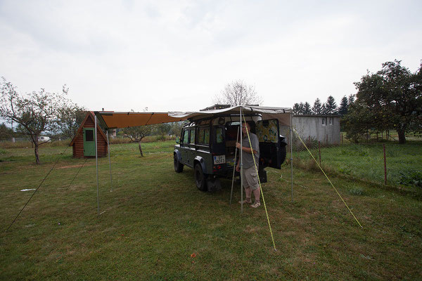 5.9. Camping auf der Wiese hinter einem Gasthaus. 