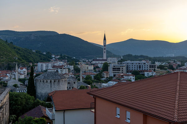 Untermalt wird der Sonnenuntergang durch die (Tonband)muezzine der diversen Moscheen. Schön!