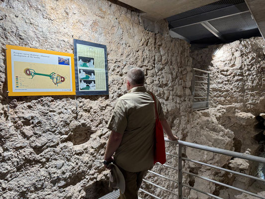 Die beim Wiederaufbau entdeckten Ausbrabungen sind ebenfalls zugänglich. Hier wird ausführlich über die originalgetreue Rekonstruktion der Brücke nach dem Bosnienkrieg informiert.