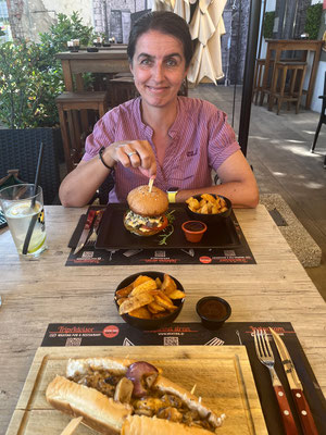 In Maribor essen wir im Meating leckere Burger.