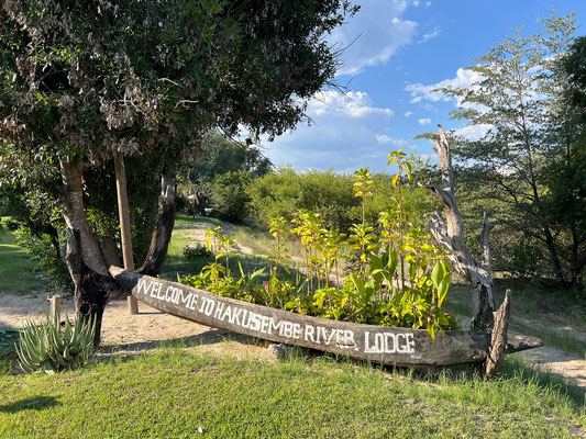 23.03. Die Hakusembe River Lodge erreichen wir gegen 12:30.