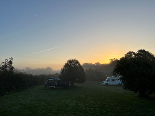 25.09. Idyllisch bricht der Tag an am Camping Château de Bélon