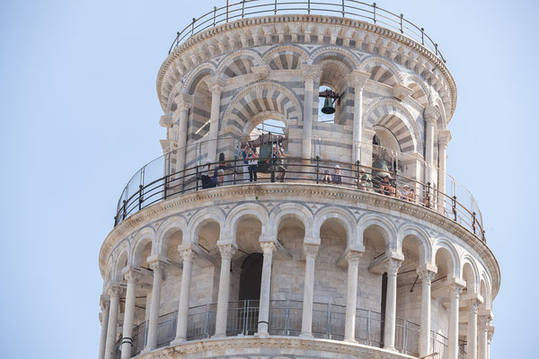 07.06. Pisa: Kerstin auf dem schiefen Turm