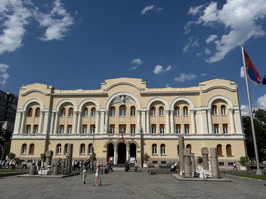 Der Platz um die Kathedrale ist das Zentrum der Stadt, hier stehen die repräsentativsten Gebäude wie das Kulturzentrum Banski Dvor, ...